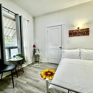 Holiday home With 2 Bedrooms A King Bed Queen Bed And An Extra Sofa Bed Located 10 Minutes From Seatac Airport And 20 Minutes From Downtown, Seattle